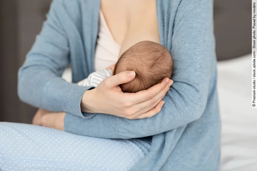 Eine Mutter hält ihr Baby im Arm und stillt.