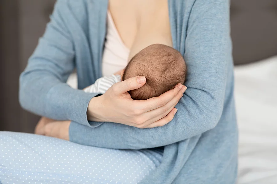 Eine Mutter hält ihr Baby im Arm und stillt.