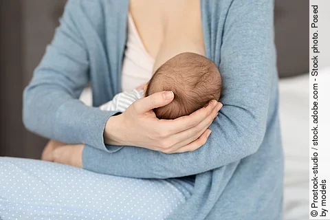 Eine Mutter hält ihr Baby im Arm und stillt.