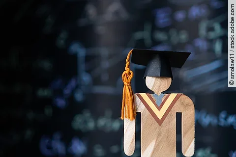 Holzfigur mit Doktorhut