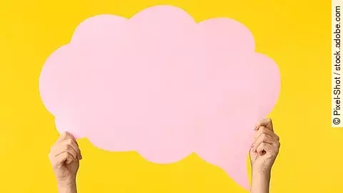 Weibliche Hände mit leerer Sprechblase auf farbigem Hintergrund. Die Sprechblase ist pink und der Hintergrund gelb.