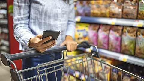 Frau im Supermarkt Frau im Supermarkt