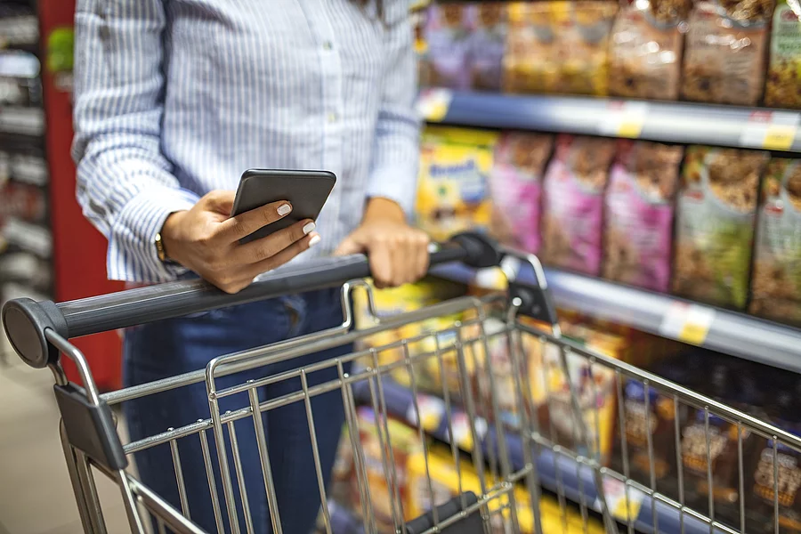 Frau im Supermarkt Frau im Supermarkt