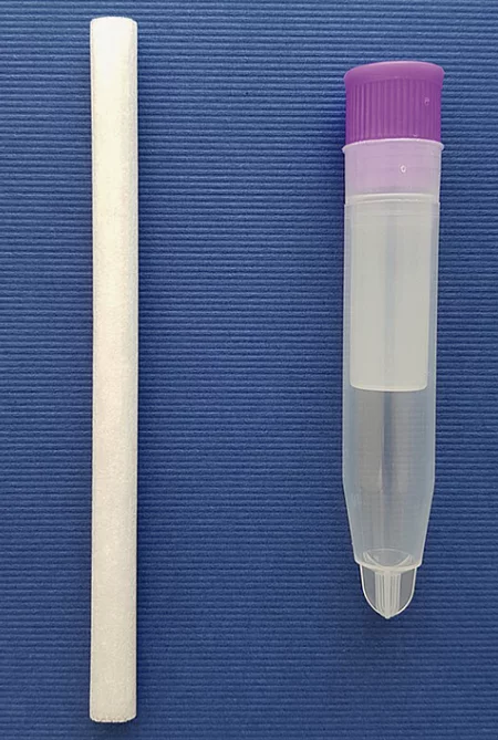 Auf einem blauen Untergrund liegt eine Salivette und eine entsprechende Tube.