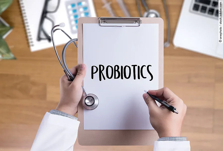 Eine Person hält ein Klemmbrett in der Hand. Auf dem Klemmbrett ist eine Zettel mit der Aufschrift: Probiotics.