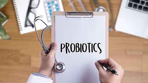 Eine Person hält ein Klemmbrett in der Hand. Auf dem Klemmbrett ist eine Zettel mit der Aufschrift: Probiotics.