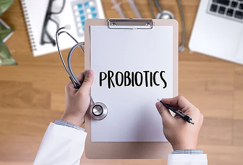 Eine Person hält ein Klemmbrett in der Hand. Auf dem Klemmbrett ist eine Zettel mit der Aufschrift: Probiotics.