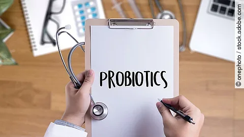 Eine Person hält ein Klemmbrett in der Hand. Auf dem Klemmbrett ist eine Zettel mit der Aufschrift: Probiotics.