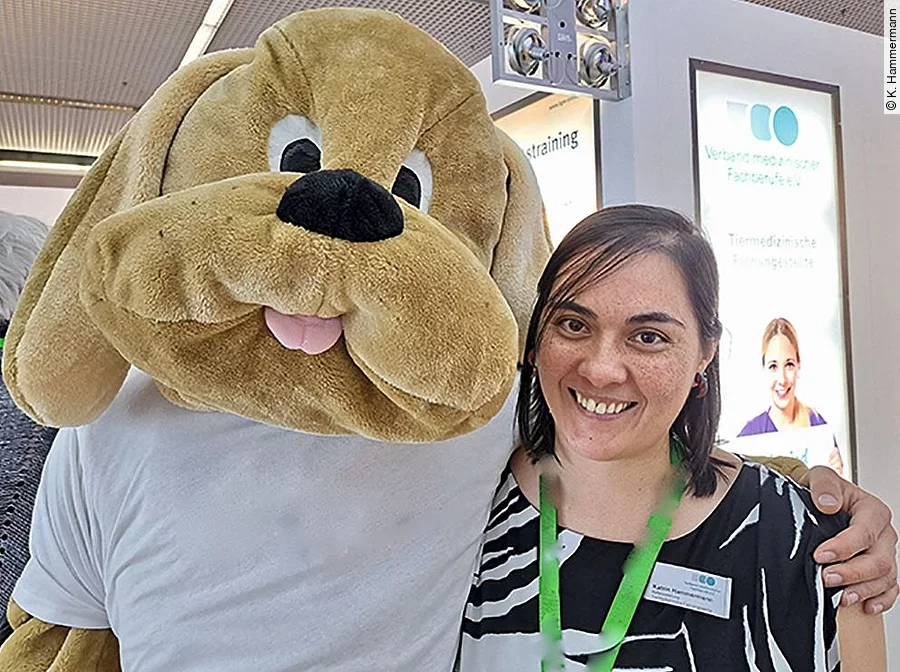 Katrin am Stand des vmf den sie als Leiterin des TFA-Referats im vmf besucht.