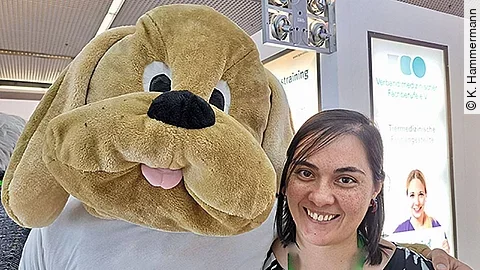 Katrin am Stand des vmf den sie als Leiterin des TFA-Referats im vmf besucht.