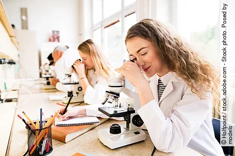 Studenten mikroskopieren in der Universität.