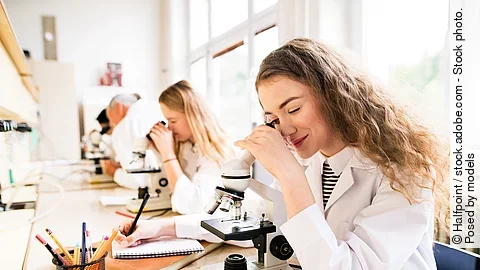 Studenten mikroskopieren in der Universität.