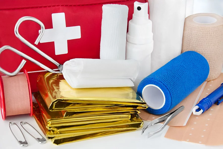 Apotheke Erste Hilfe First Aid Ausgebreitetes Erste-Hilfe-Set mit Rettungsdecke, Verbandsmaterial und Pflaster.
