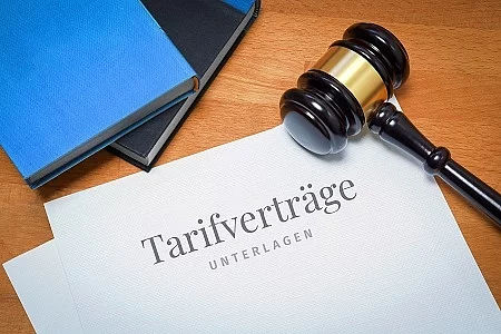 TarifvertrÃ€ge. Dokument mit Text/Beschriftung. Schreibtisch mit