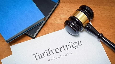 TarifvertrÃ€ge. Dokument mit Text/Beschriftung. Schreibtisch mit