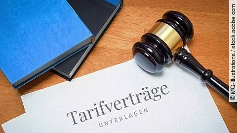 TarifvertrÀge. Dokument mit Text/Beschriftung. Schreibtisch mit