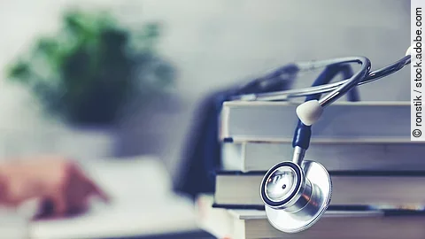 Stethoskop auf einem Bücherstapel