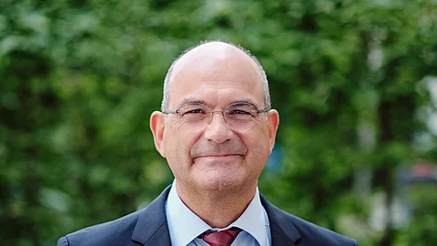 Portrait von Prof. Dr. Dr. Markus Schick. Er schaut freundlich in die Kamera und trägt einen Anzug.
