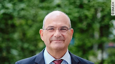 Portrait von Prof. Dr. Dr. Markus Schick. Er schaut freundlich in die Kamera und trägt einen Anzug. 