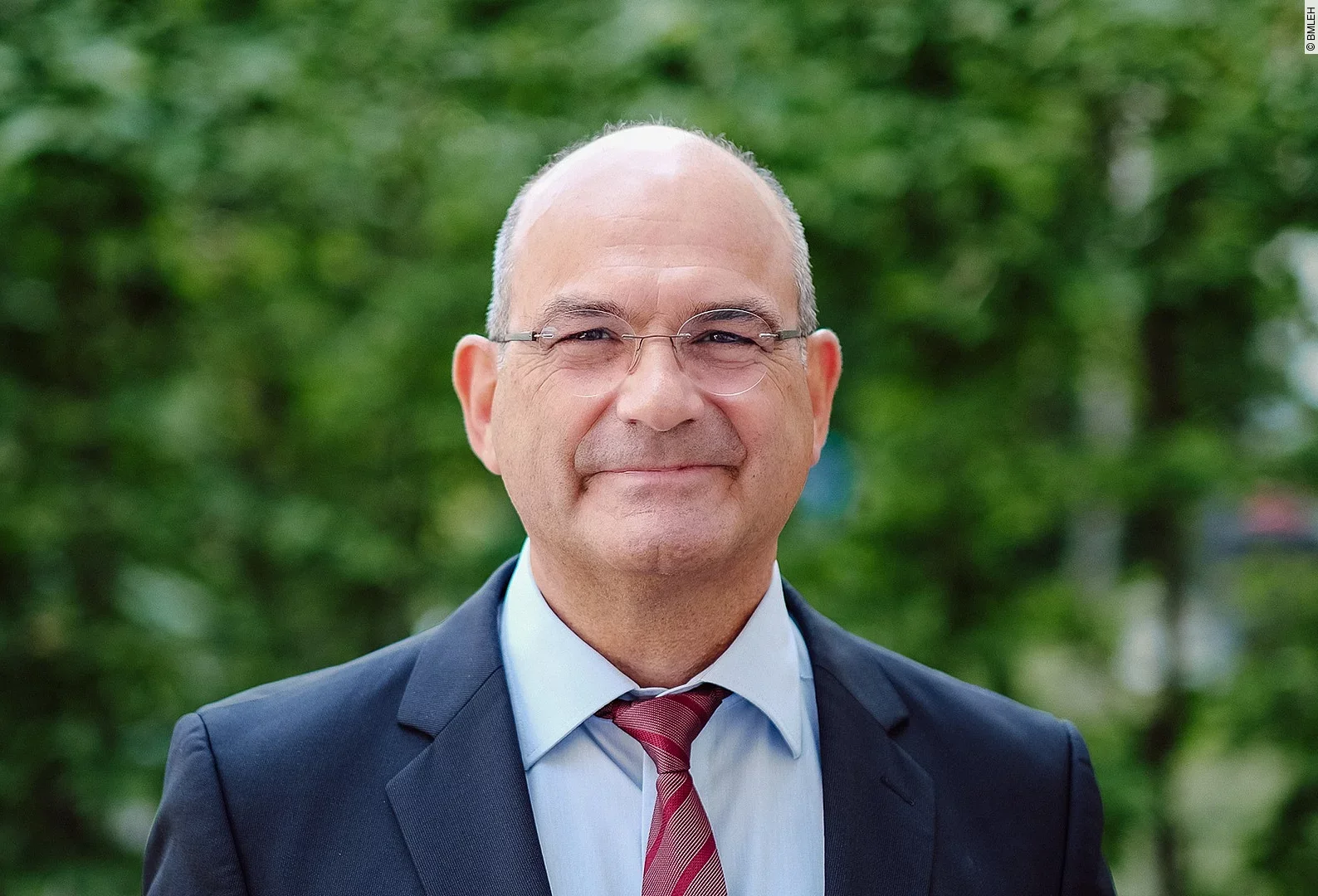 Portrait von Prof. Dr. Dr. Markus Schick. Er schaut freundlich in die Kamera und trägt einen Anzug. 