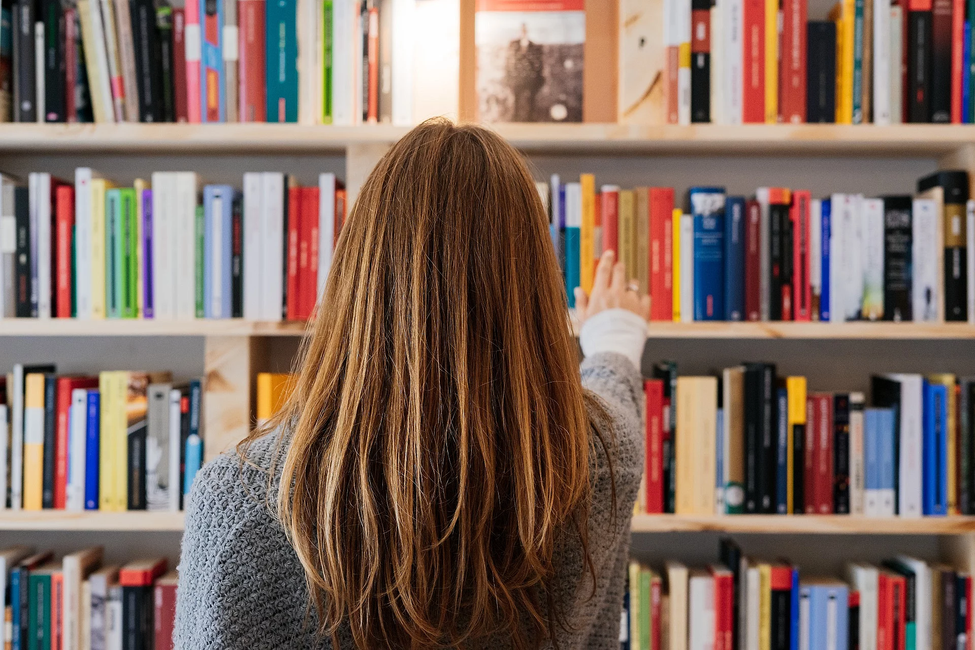 Frau am Bücherregal