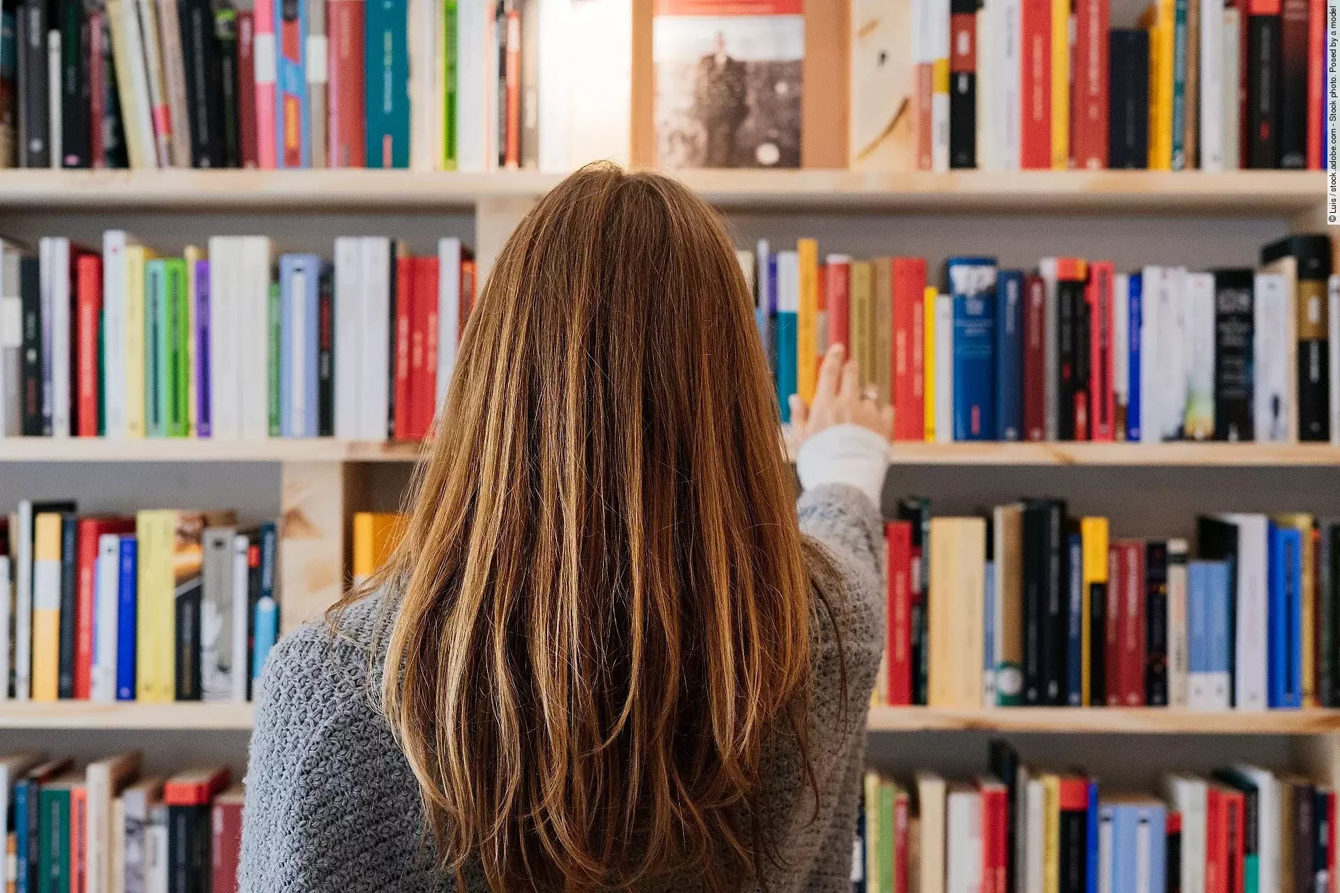 Frau am Bücherregal Frau am Bücherregal