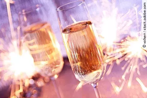 Sektgläser mit Wunderkerzen