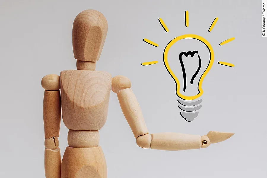 Eine Holzpuppe mit beweglichen Gelenken hält ihren linken Arm abgewinkelt vom Körper weg. Darüber schwebt eine leuchtende Glühbirne. Eine Holzpuppe mit beweglichen Gelenken hält ihren linken Arm abgewinkelt vom Körper weg. Darüber schwebt eine leuchtende Glühbirne.