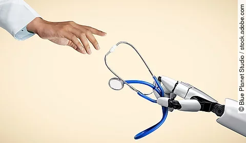 Hand in Arztkittel greift nach Roboterhand mit Stethoskop. 