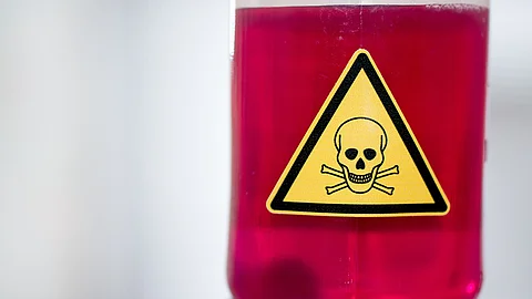 Rote Infusion mit Gefahrenzeichen giftig