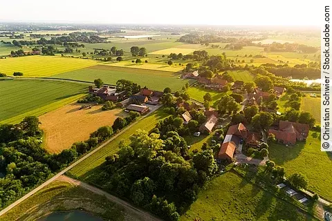 Ortschaft in Deutschland aus der Luft.