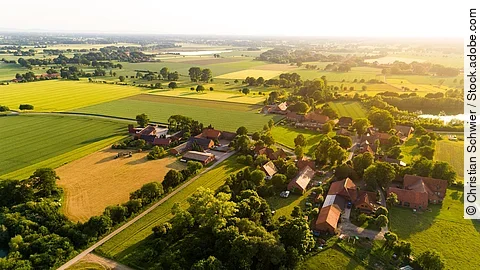 Ortschaft in Deutschland aus der Luft.