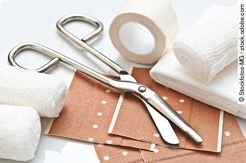 Pflaster, Verbandsrolle und Schere