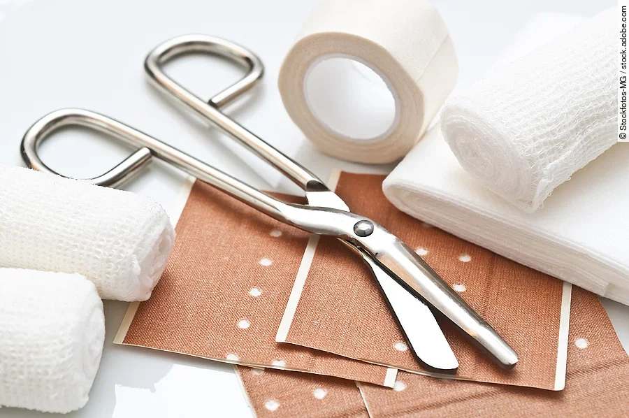 Pflaster, Verbandsrolle und Schere