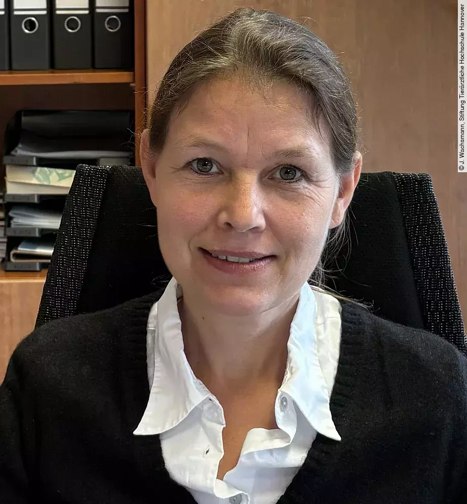 Aufnahme von Frau Prof. Dr. Strube. Sie sitzt in einem Büro und schaut freundlich in die Kamera. Ihre Haare sind zusammengebunden 