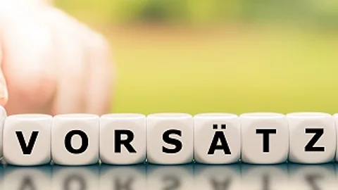 Hand dreht einen Würfel und ändert den Ausdruck "keine Vorsät Hand dreht einen Würfel und ändert den Ausdruck "keine Vorsät