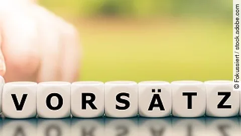 Hand dreht einen Würfel und ändert den Ausdruck "keine Vorsät Hand dreht einen Würfel und ändert den Ausdruck "keine Vorsät