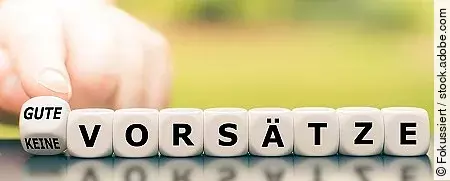 Hand dreht einen Würfel und ändert den Ausdruck "keine Vorsät Hand dreht einen Würfel und ändert den Ausdruck "keine Vorsät