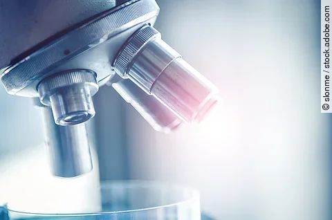 Nahaufnahme von einem Mikroskop.