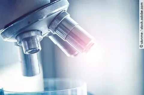 Nahaufnahme von einem Mikroskop.