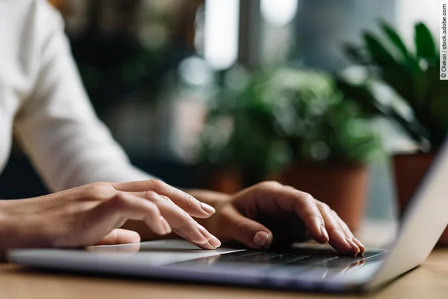 Eine Person sitzt an einem Schreibtisch.