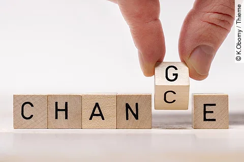 Auf 6 Holzwürfeln stehen das Wort Chance. Dabei wird das C gerade zu einem G gewechselt, sodass es das neue Wort Change ergibt.