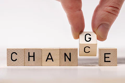 Auf 6 Holzwürfeln stehen das Wort Chance. Dabei wird das C gerade zu einem G gewechselt, sodass es das neue Wort Change ergibt.