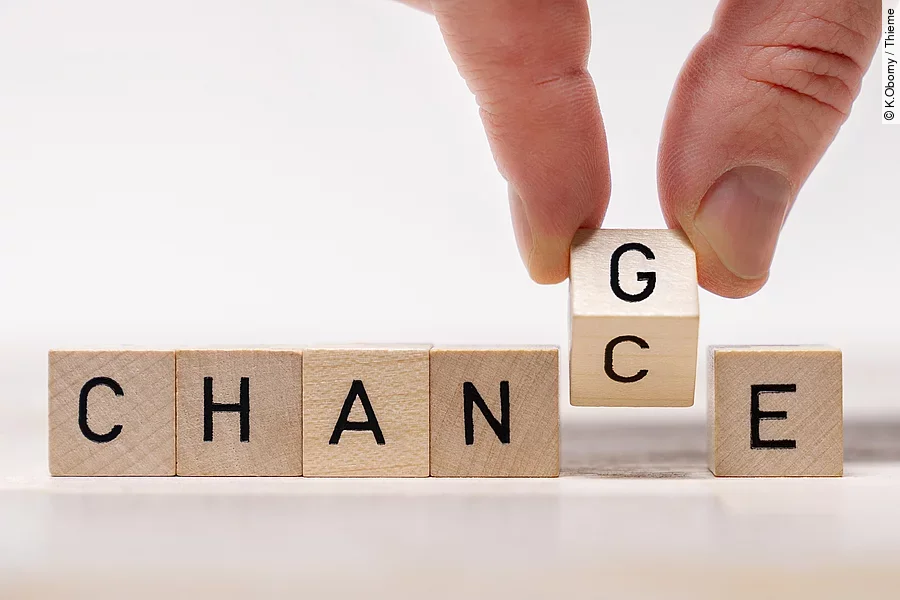 Auf 6 Holzwürfeln stehen das Wort Chance. Dabei wird das C gerade zu einem G gewechselt, sodass es das neue Wort Change ergibt. Auf 6 Holzwürfeln stehen das Wort Chance. Dabei wird das C gerade zu einem G gewechselt, sodass es das neue Wort Change ergibt.