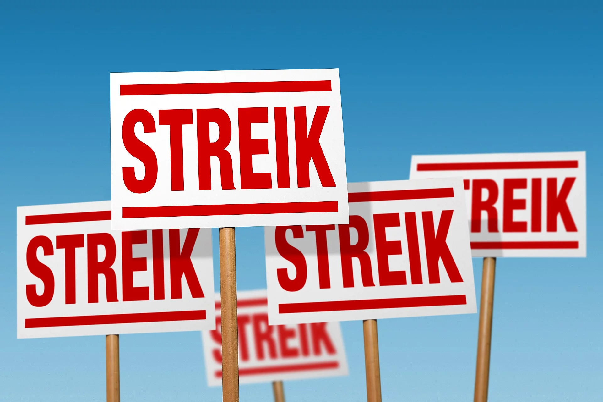 Fünf Schilder mit roter Aufschrift "Streik". 