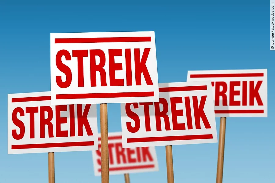 Fünf Schilder mit roter Aufschrift "Streik". 