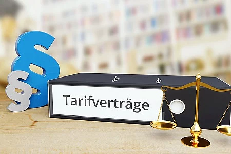Tarifverträge – Recht/Gesetz. Ordner auf Schreibtisch mit Bes