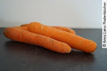 Einige rohe Kartotten liegen schon zum Kochen einer Moro`schen Suppe bereit.