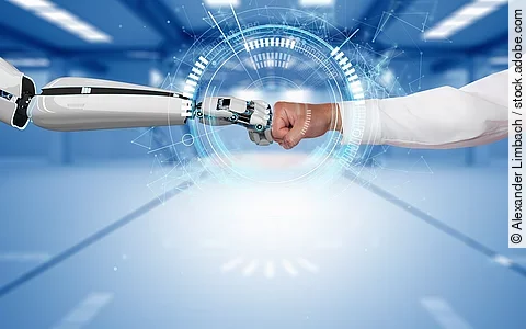 Ein Roboterhand und eine Hand von einer Person berühren sich mit geballten Händen.