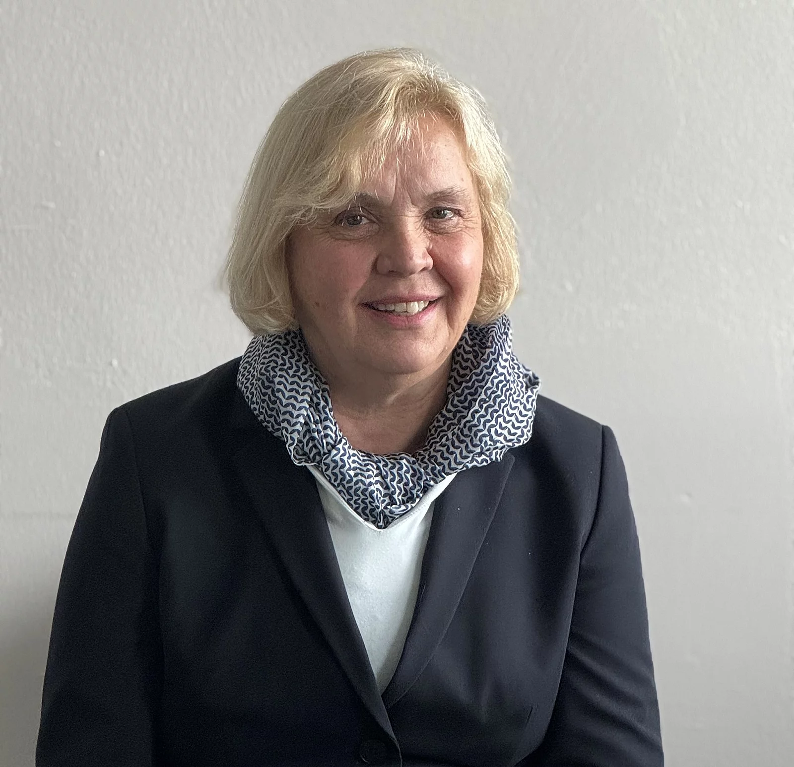 Portrait von Jutta Bourauel. Sie schaut freundlich in die Kamera und trägt einen schwarzen Blazer. 